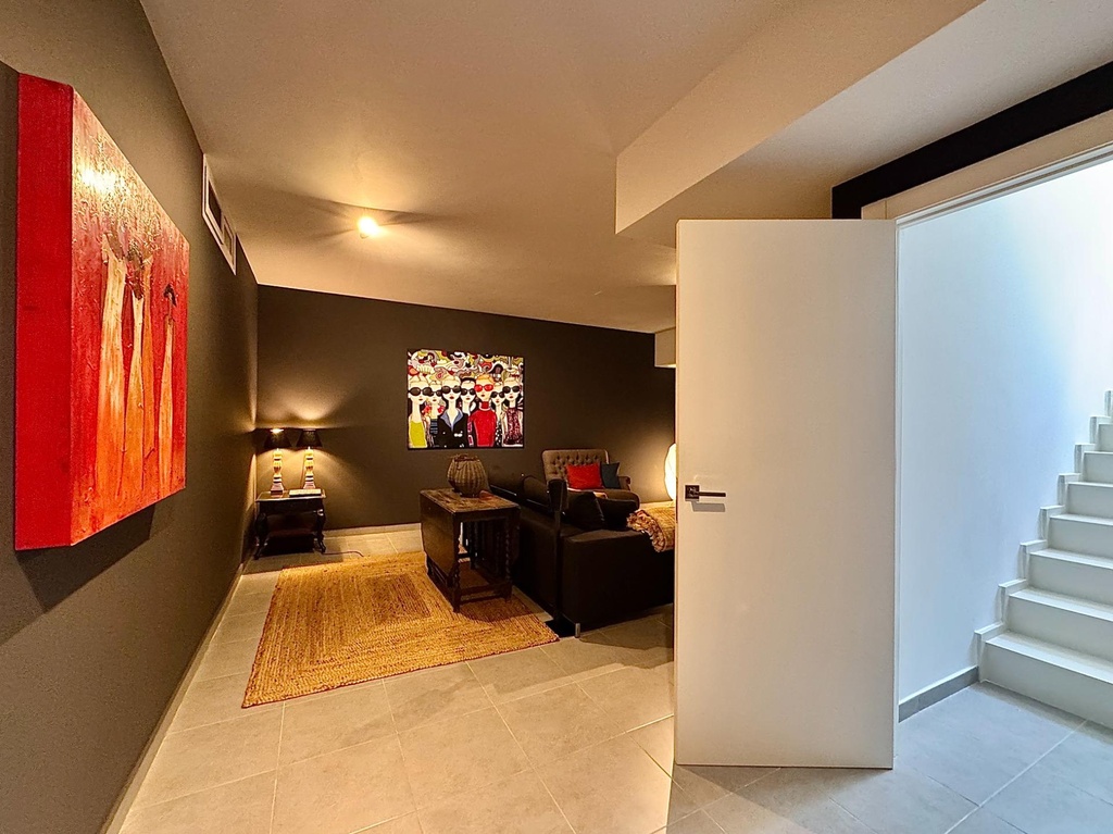 štýlová vila s čiastočným výhľadom na more. táto nádherná vila sa nachádza na pozemku 350 m² a ponúka približne 250 m² z