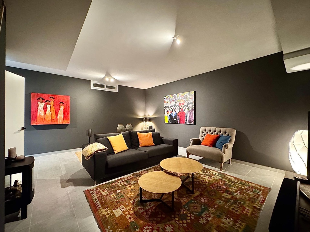 štýlová vila s čiastočným výhľadom na more. táto nádherná vila sa nachádza na pozemku 350 m² a ponúka približne 250 m² z