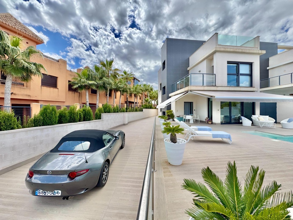 štýlová vila s čiastočným výhľadom na more. táto nádherná vila sa nachádza na pozemku 350 m² a ponúka približne 250 m² z