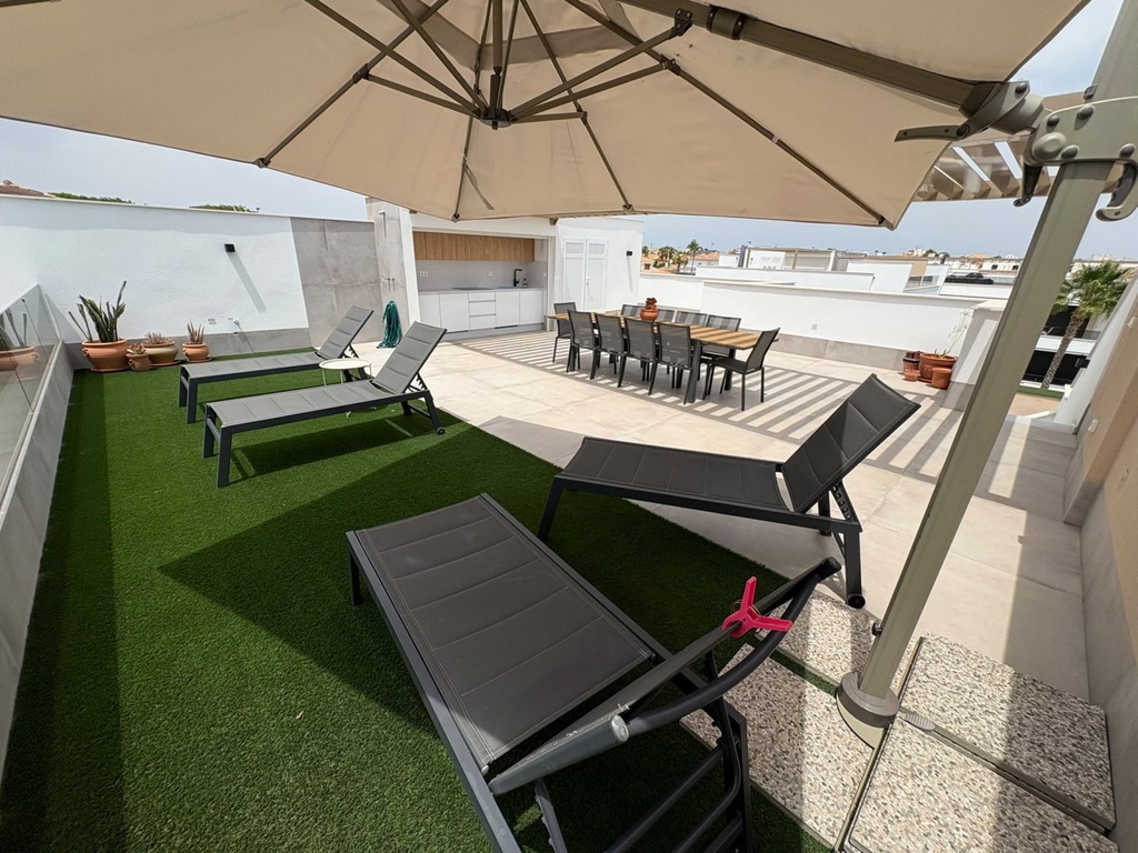 Stunning End Penthouse for Sale in San Pedro del Pinatar Tento výnimočný roh/koncový penthouse ponúka absolútny mediterá