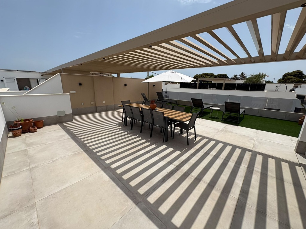 Stunning End Penthouse for Sale in San Pedro del Pinatar Tento výnimočný roh/koncový penthouse ponúka absolútny mediterá