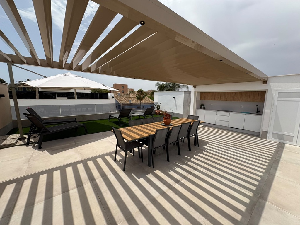 Stunning End Penthouse for Sale in San Pedro del Pinatar Tento výnimočný roh/koncový penthouse ponúka absolútny mediterá