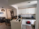 Townhouse v uzavretom komplexe s dostupom cez vstupnú bránu a iba 700 metrov od pláže. Táto očarujúca dvojpodlažná radov