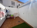 Townhouse v uzavretom komplexe s dostupom cez vstupnú bránu a iba 700 metrov od pláže. Táto očarujúca dvojpodlažná radov