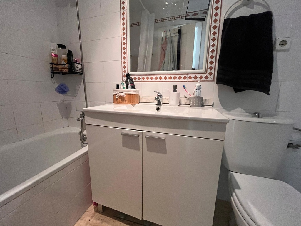 Townhouse v uzavretom komplexe s dostupom cez vstupnú bránu a iba 700 metrov od pláže. Táto očarujúca dvojpodlažná radov