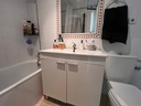 Townhouse v uzavretom komplexe s dostupom cez vstupnú bránu a iba 700 metrov od pláže. Táto očarujúca dvojpodlažná radov
