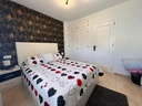 Townhouse v uzavretom komplexe s dostupom cez vstupnú bránu a iba 700 metrov od pláže. Táto očarujúca dvojpodlažná radov