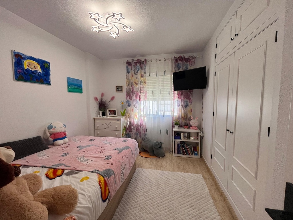 Townhouse v uzavretom komplexe s dostupom cez vstupnú bránu a iba 700 metrov od pláže. Táto očarujúca dvojpodlažná radov