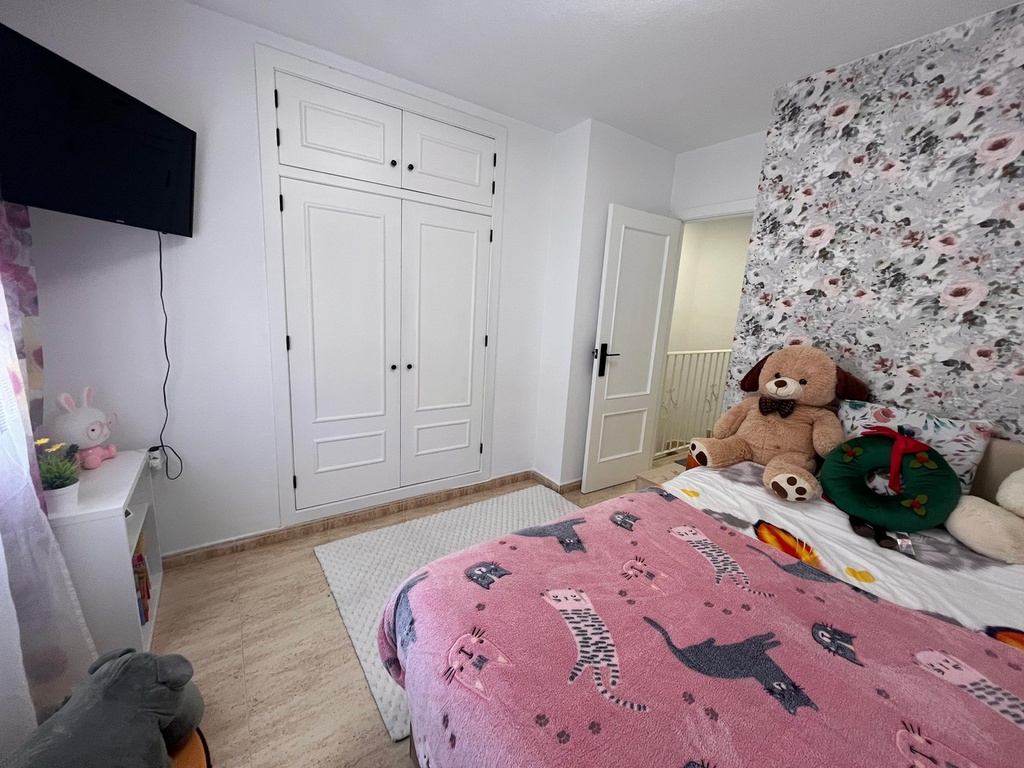 Townhouse v uzavretom komplexe s dostupom cez vstupnú bránu a iba 700 metrov od pláže. Táto očarujúca dvojpodlažná radov