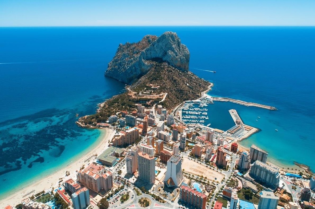 Tento príjemný útulný domov sa nachádza iba 500 metrov od krásnych pláží Calpe a menej než 3 km od pulzujúceho centra me