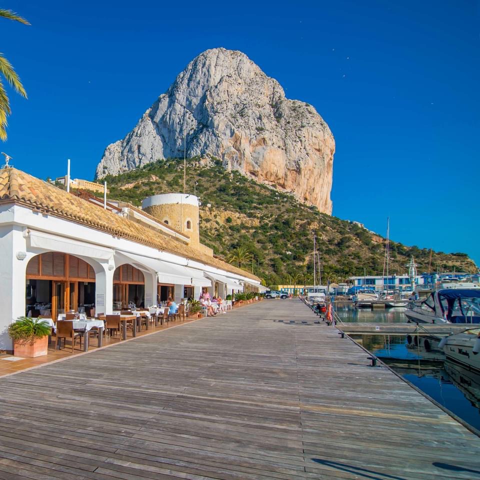 Tento príjemný útulný domov sa nachádza iba 500 metrov od krásnych pláží Calpe a menej než 3 km od pulzujúceho centra me