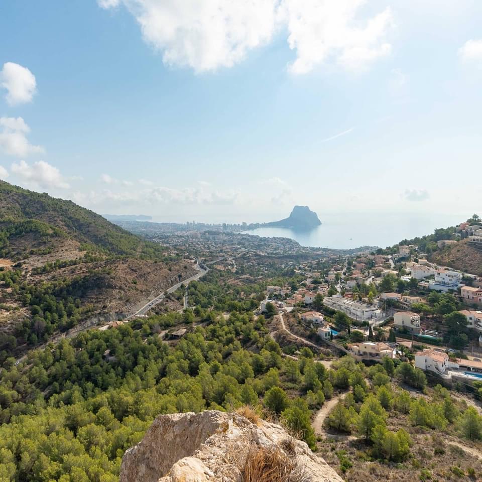 Tento príjemný útulný domov sa nachádza iba 500 metrov od krásnych pláží Calpe a menej než 3 km od pulzujúceho centra me