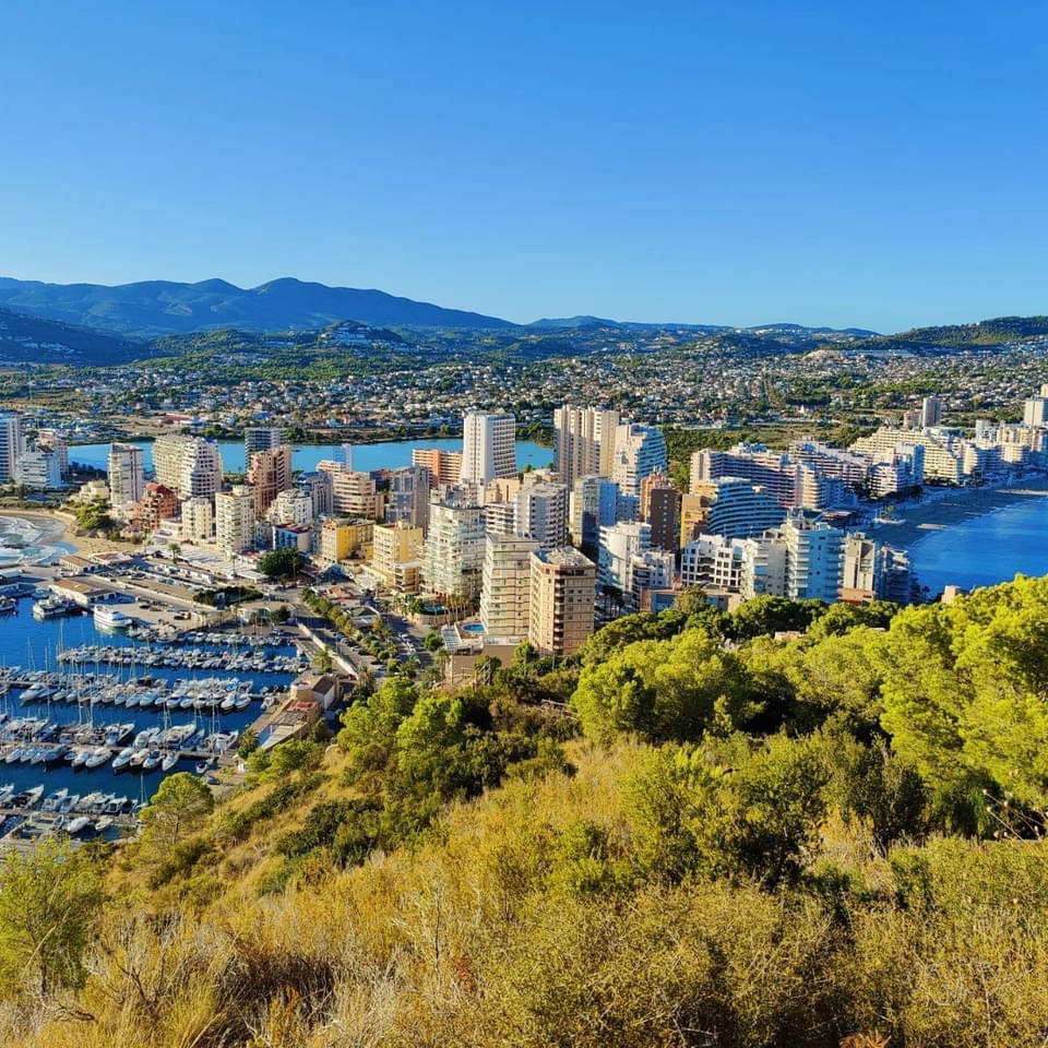 Tento príjemný útulný domov sa nachádza iba 500 metrov od krásnych pláží Calpe a menej než 3 km od pulzujúceho centra me