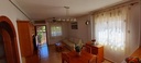 Objavte tento pôvabný prízemný bungalov nachádzajúci sa v pokojnej štvrti Los Almendros v Orihuela Costa. S úžitkovou pl