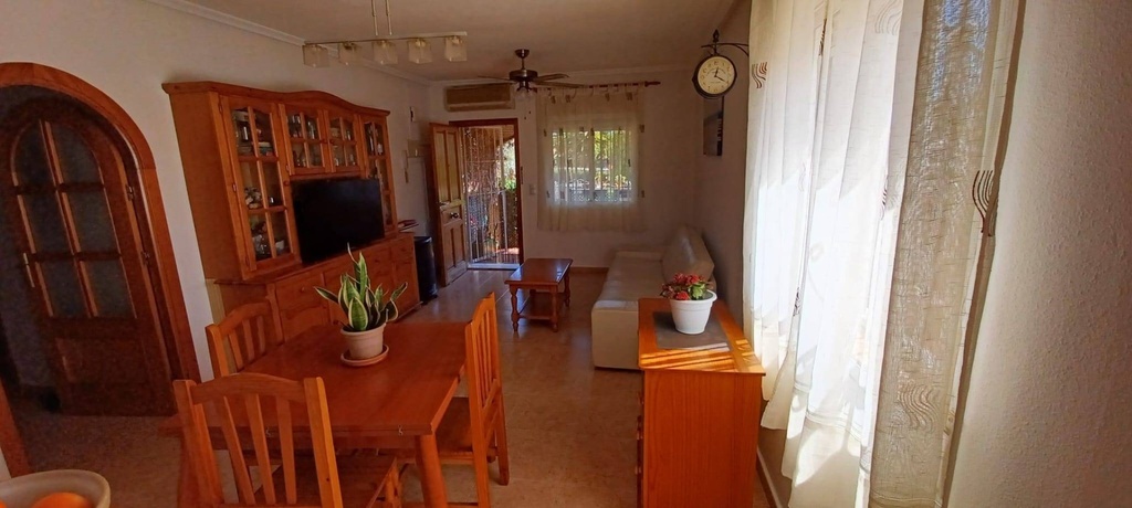 Objavte tento pôvabný prízemný bungalov nachádzajúci sa v pokojnej štvrti Los Almendros v Orihuela Costa. S úžitkovou pl