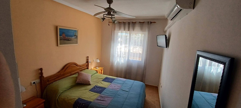Objavte tento pôvabný prízemný bungalov nachádzajúci sa v pokojnej štvrti Los Almendros v Orihuela Costa. S úžitkovou pl