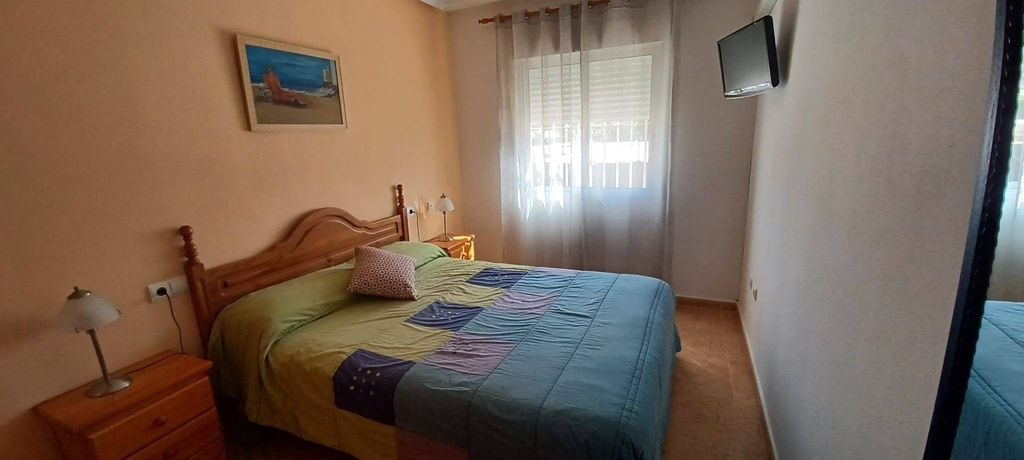 Objavte tento pôvabný prízemný bungalov nachádzajúci sa v pokojnej štvrti Los Almendros v Orihuela Costa. S úžitkovou pl