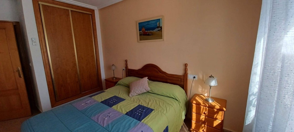 Objavte tento pôvabný prízemný bungalov nachádzajúci sa v pokojnej štvrti Los Almendros v Orihuela Costa. S úžitkovou pl