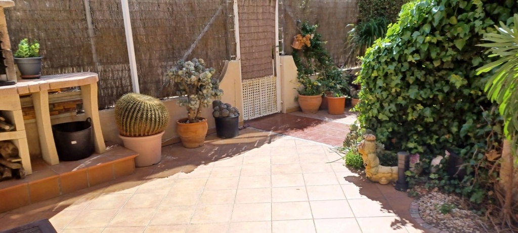 Objavte tento pôvabný prízemný bungalov nachádzajúci sa v pokojnej štvrti Los Almendros v Orihuela Costa. S úžitkovou pl