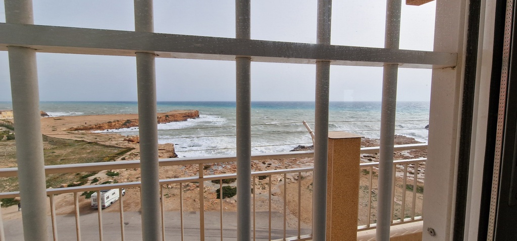 Táto úžasná dvojizbová nehnuteľnosť priamo na fronte mora v Playa de Los Locos sa nachádza na 6. poschodí a môže presne