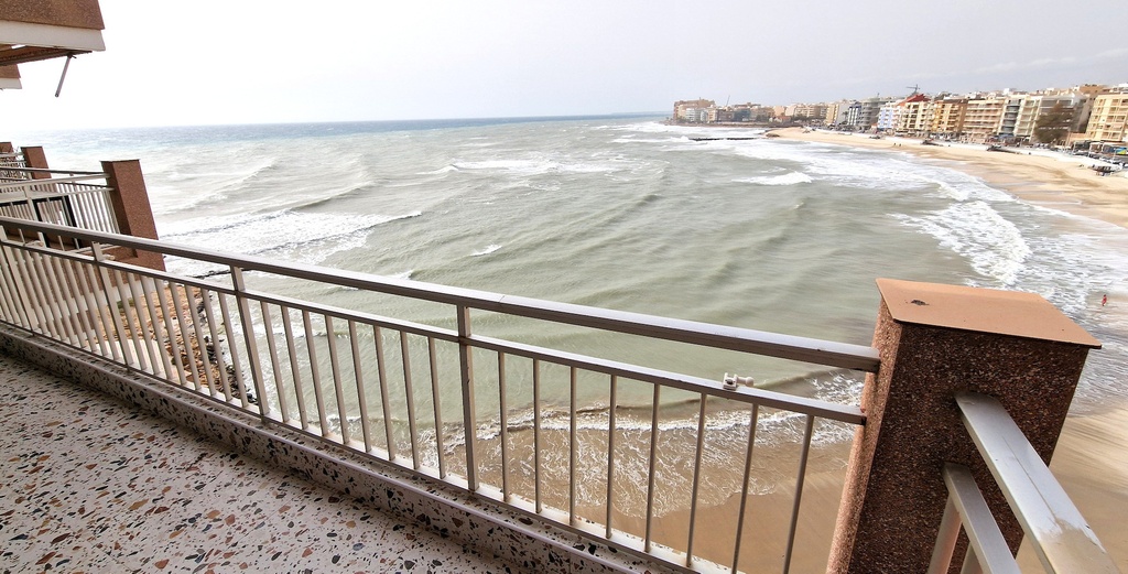 Táto úžasná dvojizbová nehnuteľnosť priamo na fronte mora v Playa de Los Locos sa nachádza na 6. poschodí a môže presne