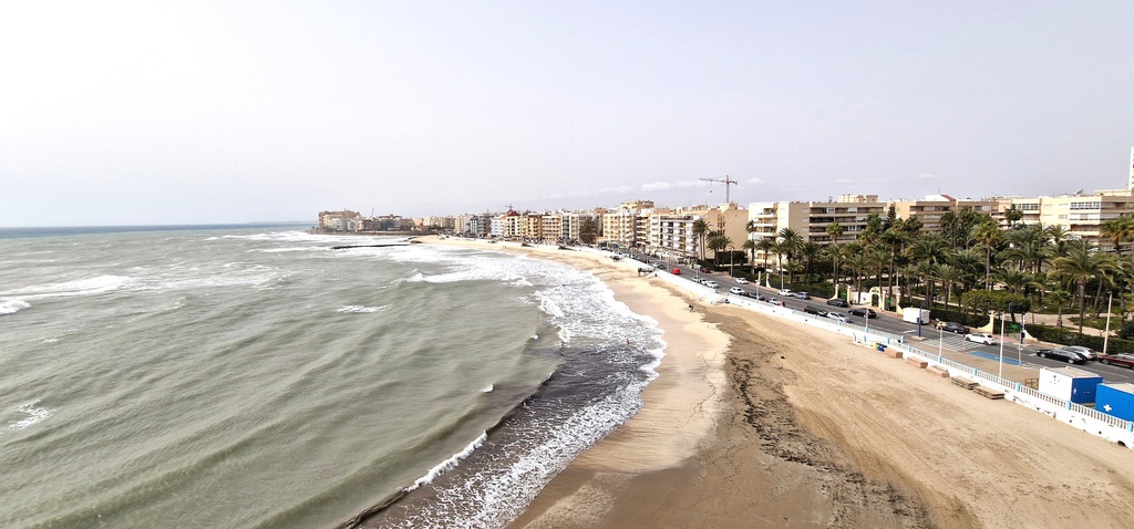 Táto úžasná dvojizbová nehnuteľnosť priamo na fronte mora v Playa de Los Locos sa nachádza na 6. poschodí a môže presne