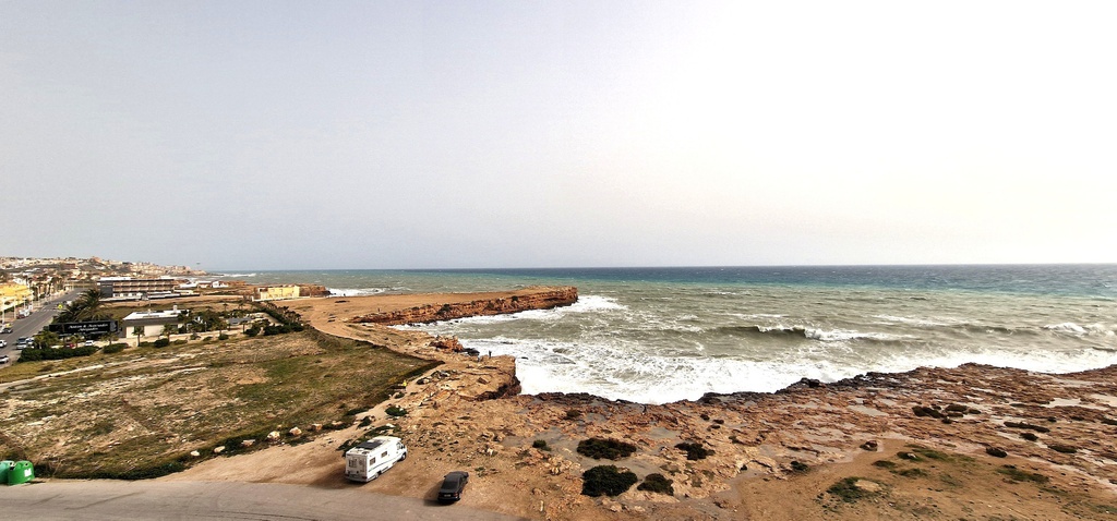 Táto úžasná dvojizbová nehnuteľnosť priamo na fronte mora v Playa de Los Locos sa nachádza na 6. poschodí a môže presne