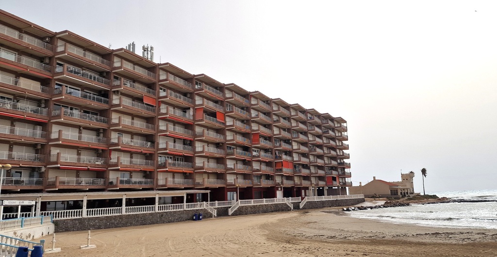 Táto úžasná dvojizbová nehnuteľnosť priamo na fronte mora v Playa de Los Locos sa nachádza na 6. poschodí a môže presne