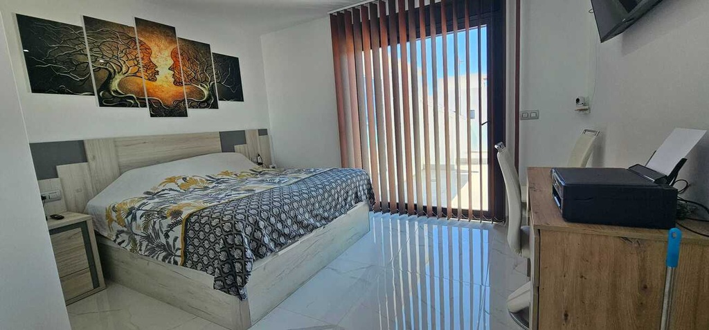Luxusná rohová vila s privátnym bazénom a panoramatickým soláriom v Los Montesinos. Moderný Stredomorský život na prvotr