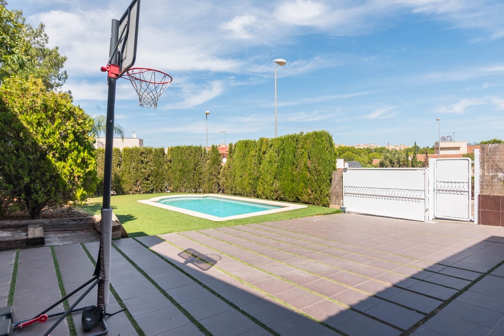 Objavte túto úžasnú vilu v Altorreal Golf Resort – tam, kde sa každý priestor, pohodlie a lokalita spoja a vytvoria doko