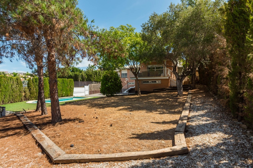 Objavte túto úžasnú vilu v Altorreal Golf Resort – tam, kde sa každý priestor, pohodlie a lokalita spoja a vytvoria doko