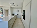 Vila Benamor 3 predstavuje moderný a nadčasový spôsob života v rámci oceneného Las Colinas Golf & Country Club. Dokončen