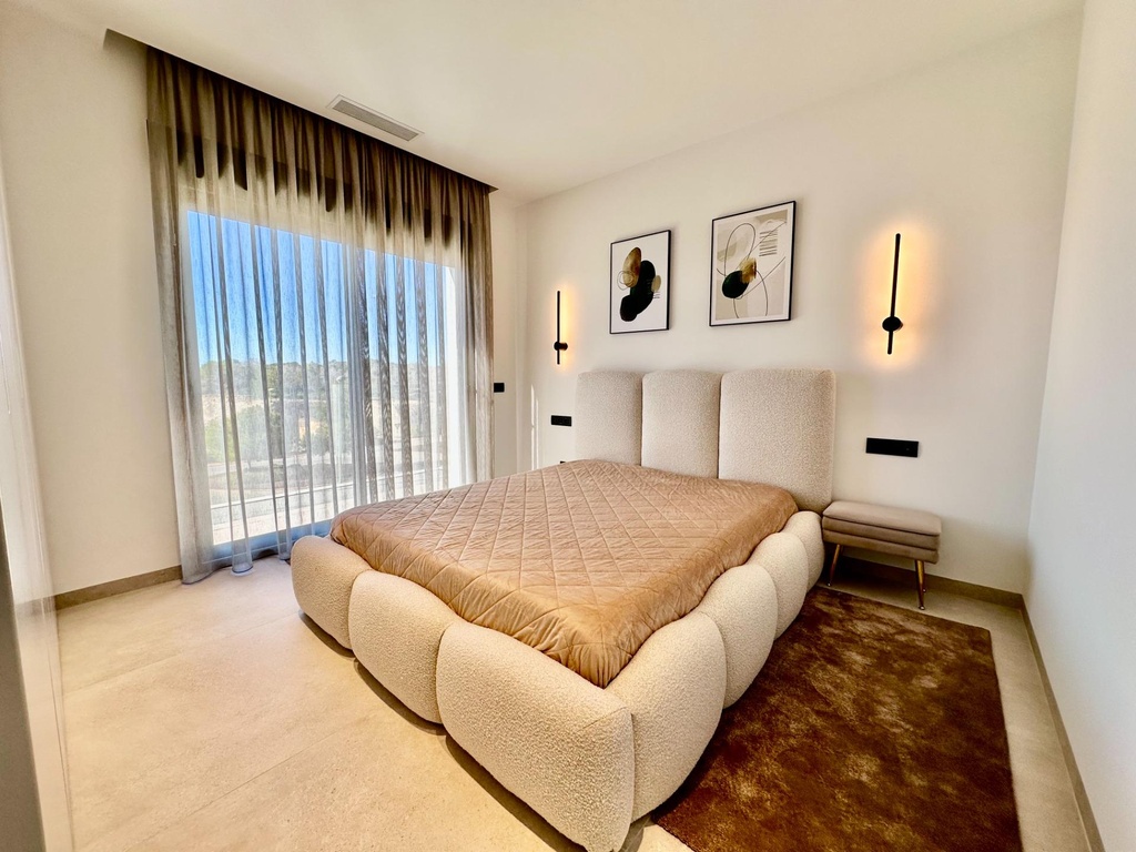 Vila Benamor 3 predstavuje moderný a nadčasový spôsob života v rámci oceneného Las Colinas Golf & Country Club. Dokončen