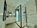 Vila Benamor 3 predstavuje moderný a nadčasový spôsob života v rámci oceneného Las Colinas Golf & Country Club. Dokončen