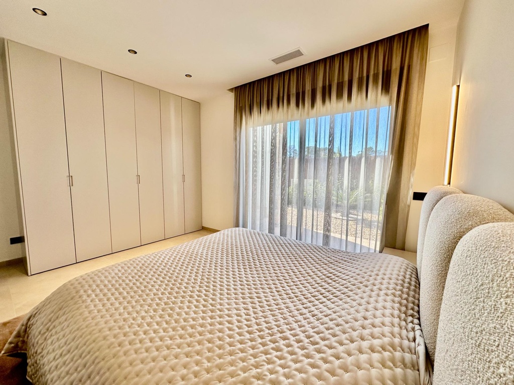 Vila Benamor 3 predstavuje moderný a nadčasový spôsob života v rámci oceneného Las Colinas Golf & Country Club. Dokončen