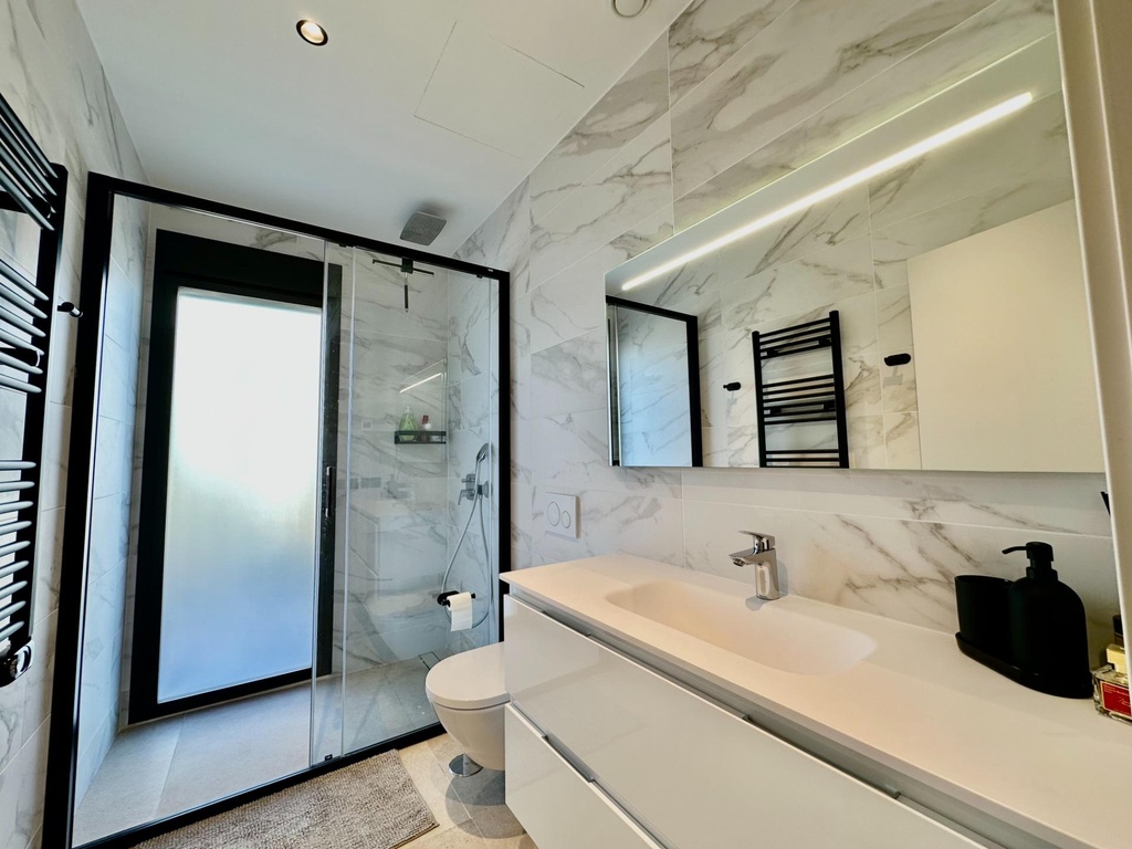 Vila Benamor 3 predstavuje moderný a nadčasový spôsob života v rámci oceneného Las Colinas Golf & Country Club. Dokončen