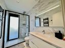 Vila Benamor 3 predstavuje moderný a nadčasový spôsob života v rámci oceneného Las Colinas Golf & Country Club. Dokončen