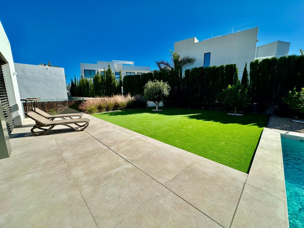 Vila Benamor 3 predstavuje moderný a nadčasový spôsob života v rámci oceneného Las Colinas Golf & Country Club. Dokončen