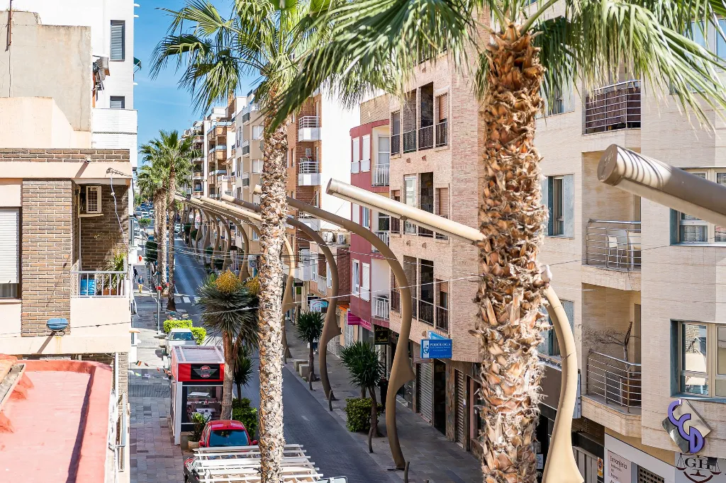 výhľad na obchodnú ulicu v Torrevieja
