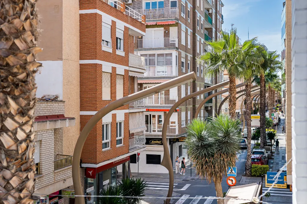 výhľad na obchodnú ulicu v Torrevieja