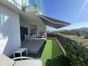 Objavte tento ohromný, prakticky nový prízemný byt postavený v roku 2020, situovaný v Capri 5 na mieste Vistabella Golf.