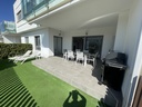 Objavte tento ohromný, prakticky nový prízemný byt postavený v roku 2020, situovaný v Capri 5 na mieste Vistabella Golf.