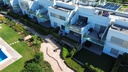 Objavte tento ohromný, prakticky nový prízemný byt postavený v roku 2020, situovaný v Capri 5 na mieste Vistabella Golf.