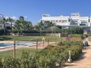 Objavte tento ohromný, prakticky nový prízemný byt postavený v roku 2020, situovaný v Capri 5 na mieste Vistabella Golf.