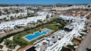Objavte tento ohromný, prakticky nový prízemný byt postavený v roku 2020, situovaný v Capri 5 na mieste Vistabella Golf.