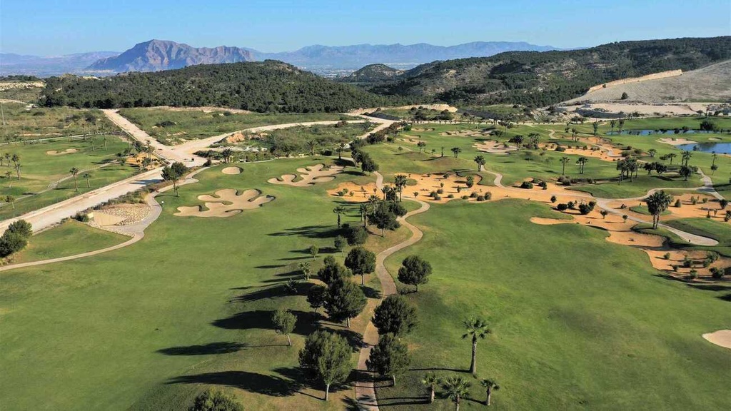 Objavte tento ohromný, prakticky nový prízemný byt postavený v roku 2020, situovaný v Capri 5 na mieste Vistabella Golf.