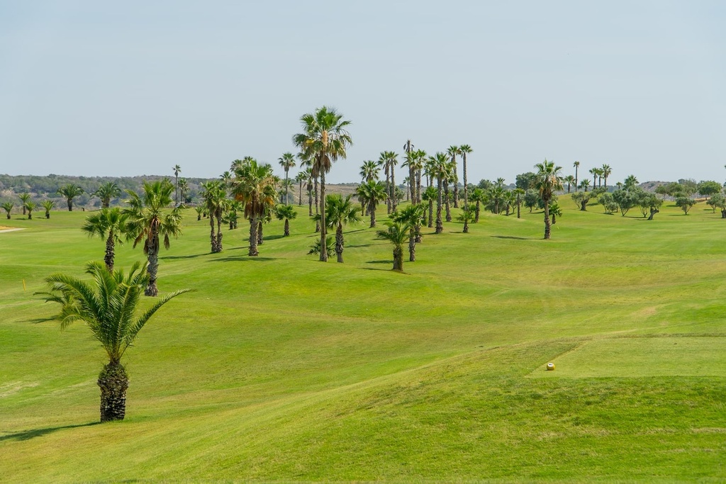 Objavte tento ohromný, prakticky nový prízemný byt postavený v roku 2020, situovaný v Capri 5 na mieste Vistabella Golf.