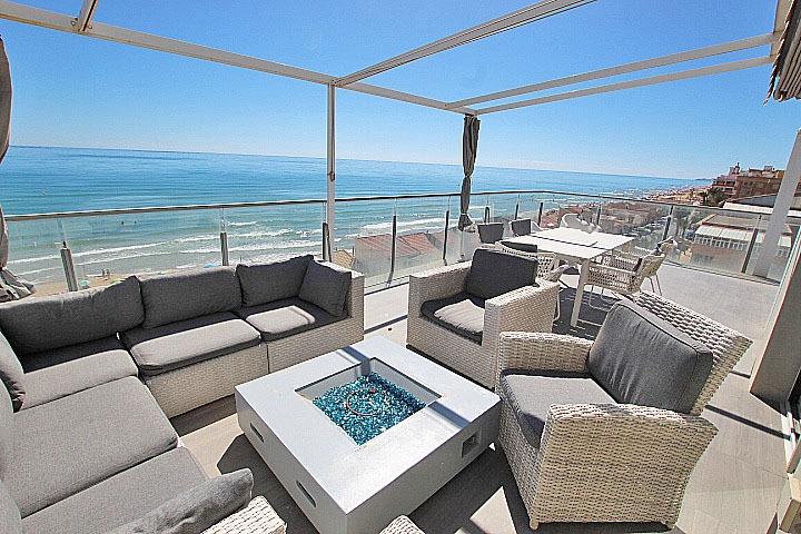 Objavte tento ohromujúci penthouse v exkluzívnej oblasti Guardamar Playa, len 20 metrov od mora. So súpisnou podlahovou
