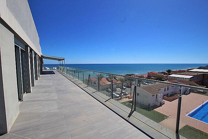 Objavte tento ohromujúci penthouse v exkluzívnej oblasti Guardamar Playa, len 20 metrov od mora. So súpisnou podlahovou