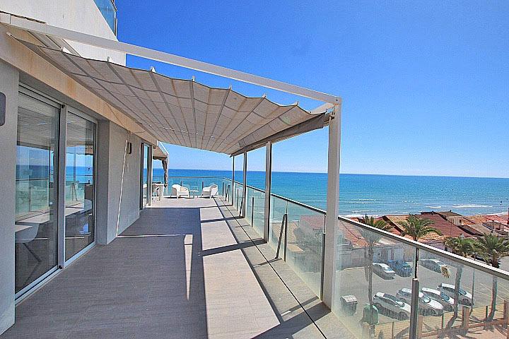 Objavte tento ohromujúci penthouse v exkluzívnej oblasti Guardamar Playa, len 20 metrov od mora. So súpisnou podlahovou